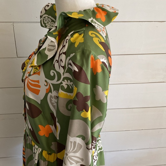 J Crew 100% silk dress. Size 12. Ruffle neck, side zip.Green floral, retro look. - Picture 4 of 16